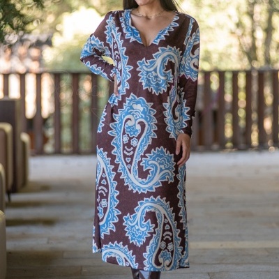 Vestido comprido manga longa padrão paisley azul e branco sobre castanho com botas castanhas