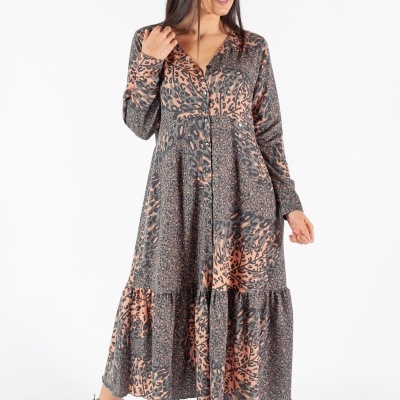 Vestido comprido feminino padrão animal print cinza e laranja com botões e folho, usado com botas verdes