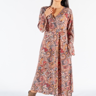 vestido comprido estampado paisley castanho com botas castanhas