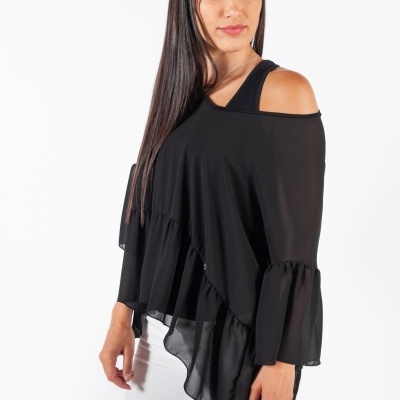 Blusa preta transparente assimétrica com calças brancas e faixa de cabelo colorida