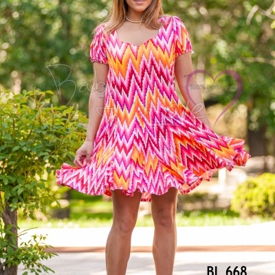 Vestido curto rosa e laranja com padrão zig-zag e mangas bufantes