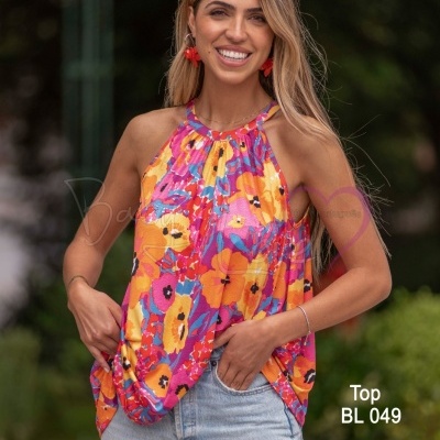 Mulher com top floral colorido e jeans ao ar livre