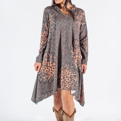 Vestido estampado animal print castanho e bege com botas castanhas e boina preta