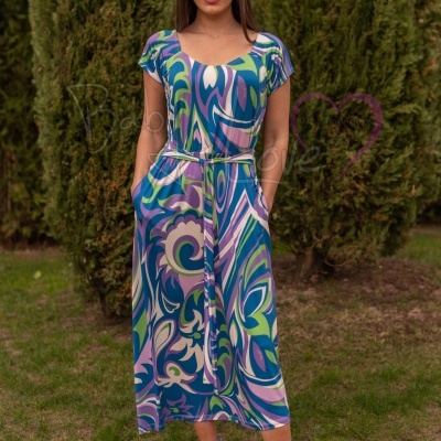 Vestido comprido colorido com padrão abstrato e cinto fino