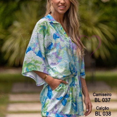 Mulher a usar conjunto colorido floral com camisa e calção ao ar livre