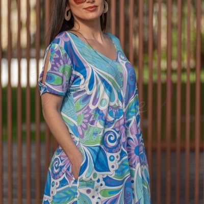 Vestido curto colorido com padrão abstrato e decote em bico