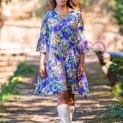 Vestido floral colorido em tecido leve com mangas folhadas e decote em pequeno corte frontal