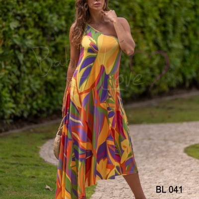 Vestido assimétrico colorido em ambiente exterior com caminho de pedra