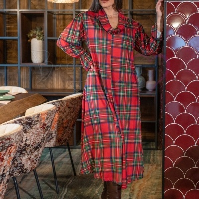 Vestido comprido xadrez vermelho com gola e botas castanhas em ambiente moderno