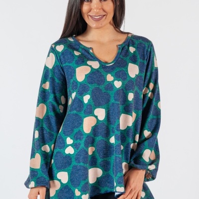 Blusa feminina azul com padrão de corações bege e azul, decote em V, manga longa, combinada com leggings pretas