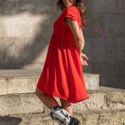 Vestido vermelho curto de manga curta com botas e óculos escuros