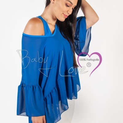 Blusa azul de tecido leve com decote ombro a ombro e folhos