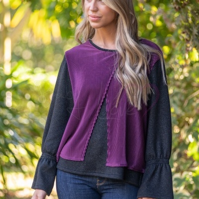 Blusa preta com colete roxo plissado modelo BL 736 em ambiente exterior