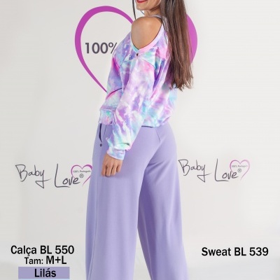 Modelo vestindo calças lilás largas e sweat tie-dye aberta no ombro