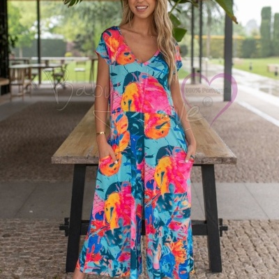 Mulher com romper colorido tropical em espaço ao ar livre coberto