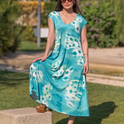 Vestido comprido azul tie-dye em mulher ao ar livre