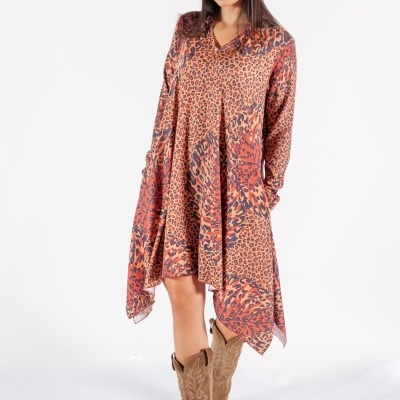 Modelo veste vestido animal print laranja/castanho com boina laranja e botas castanhas