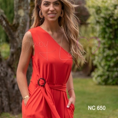 Macacão laranja assimétrico com cinto e bolsos, usado ao ar livre