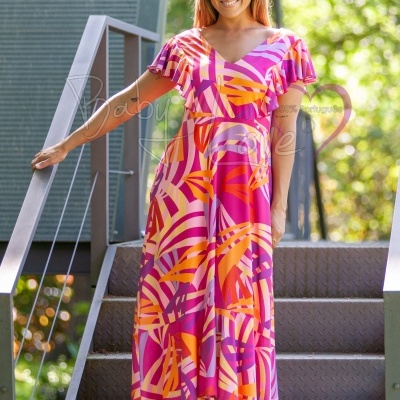 Vestido comprido com padrão colorido em tons rosa, laranja e roxo