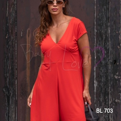 Macacão curto feminino laranja com decote em V, mangas curtas, modelo BL 703, usado por mulher com óculos de sol