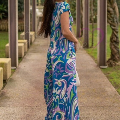 Mulher a usar macacão longo colorido com padrão abstrato, de costas, ao ar livre