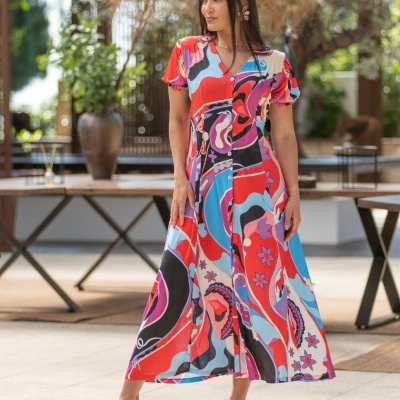 Vestido comprido colorido com padrão abstracto e botões frontais