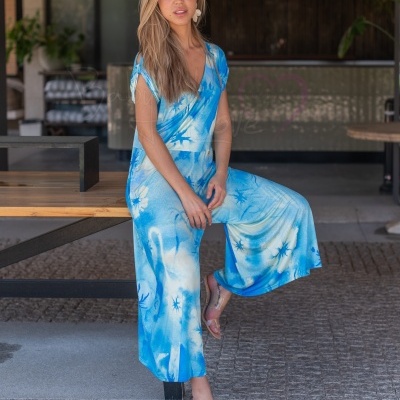 Macacão azul tie-dye com manga curta e decote em V