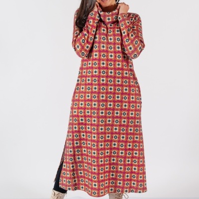 Vestido comprido com padrão quadrado colorido e botas bege