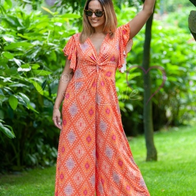 Macacão feminino laranja estampado com manga curta e nó frontal ao ar livre