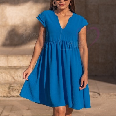 Vestido azul de tecido leve com decote em V e saia rodada