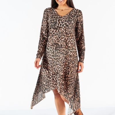 Vestido comprido com padrão de leopardo e botins castanhos