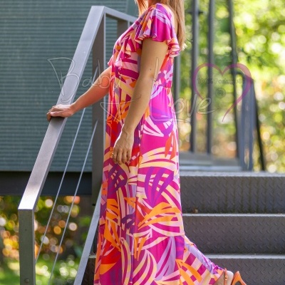 Vestido comprido colorido com padrão geométrico em ambiente exterior