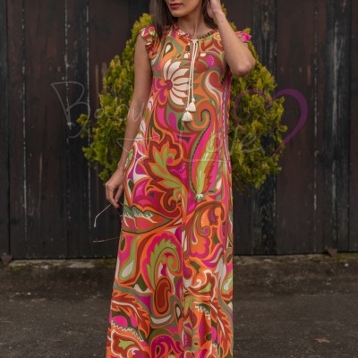 Vestido longo colorido com padrão psicadélico usado por mulher