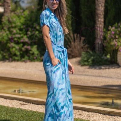 Vestido comprido azul com padrão abstracto e botões frontais