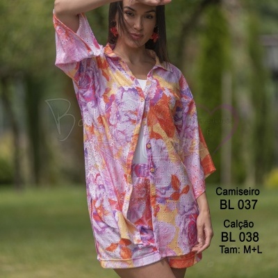 Conjunto feminino floral lilás, rosa, amarelo e laranja, camiseiro e calção, tecido perfurado, em ambiente de jardim.