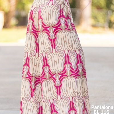 Calça larga estampada bege, rosa e branco com sapatos creme salto médio