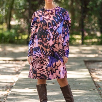 Vestido colorido com padrão em ambiente exterior e botins castanhos
