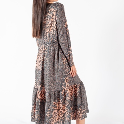 Vestido comprido estampado animal print com botas cáqui em fundo branco