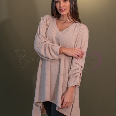 Blusa bege clara com manga comprida franzida e legging preta