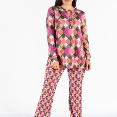 Conjunto de roupa feminina colorida com padrão geométrico e botões na gola