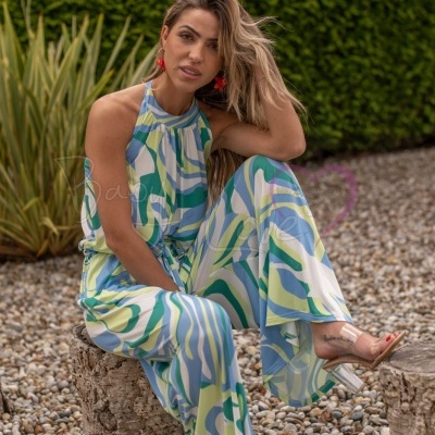 Macacão feminino colorido com padrão abstrato sentado ao ar livre