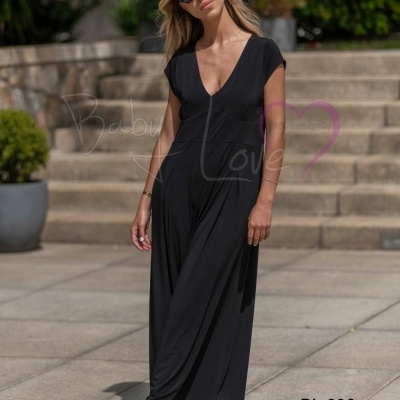 Vestido longo preto com decote em V e mangas curtas usado no exterior