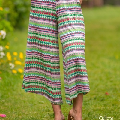Culotte colorido com padrão de triângulos e listras em ambiente exterior