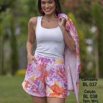 Mulher vestindo shorts e camisa floral colorida com top branco ao ar livre