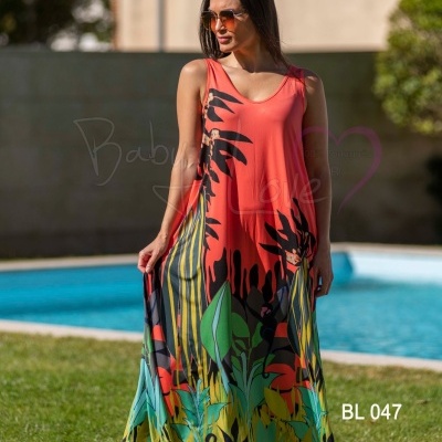 Vestido longo colorido com padrão de folhas, mulher ao pé de piscina