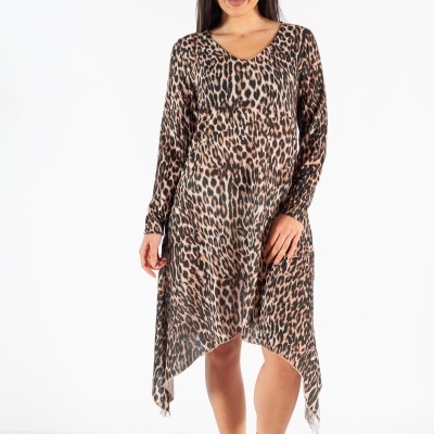 Vestido animal print castanho e preto com mangas compridas e corte assimétrico, usado com botas castanhas.