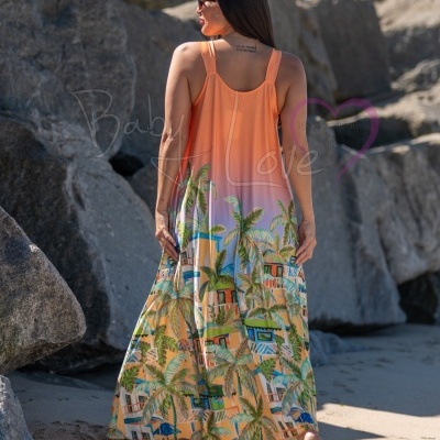 Vestido longo laranja com padrão de casas e palmeiras, mulher na praia