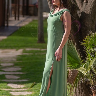Vestido longo verde com corte lateral em cenário exterior