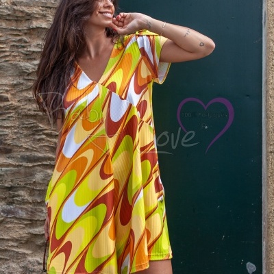 Vestido colorido com padrão ondulado em fundo urbano