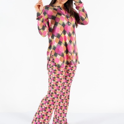 Formosa mulher vestindo pijama estampado colorido com camisa de botões e calças largas, sapatos pretos, fundo branco